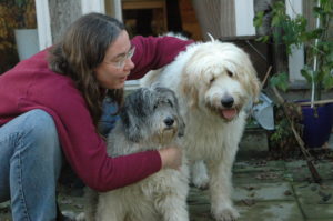 Hundeforum-Sterbebegleitung. Angela Kämper kniet neben den beiden Hunden Carena und Sancho
