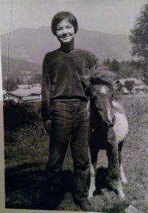 Über mich: Angela mit etwa 9 Jahren mit einem Pony im Arm.