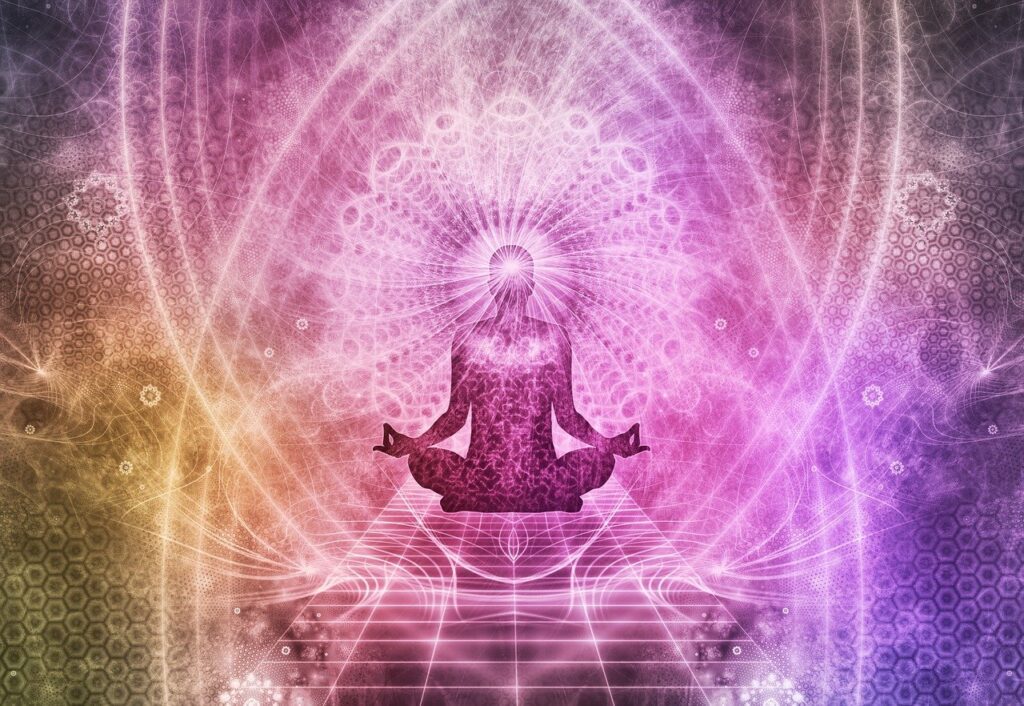 Ein stilisierter Mensch, der im Yogasitz seiner Meditation und Energiearbeit nachgeht, umgeben von sphärischen Mustern in violettem Farbspiel mit Energien
