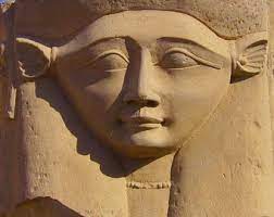 Steinrelief der ägyptischen Göttin Hathor mit den großen Kuhohren, wie sie auch die Hathoren haben