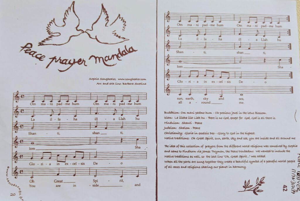 Text und Noten des Peace Prayer Mandalas im warmen Farbton mit Verzierungen und Erläuterungstext
