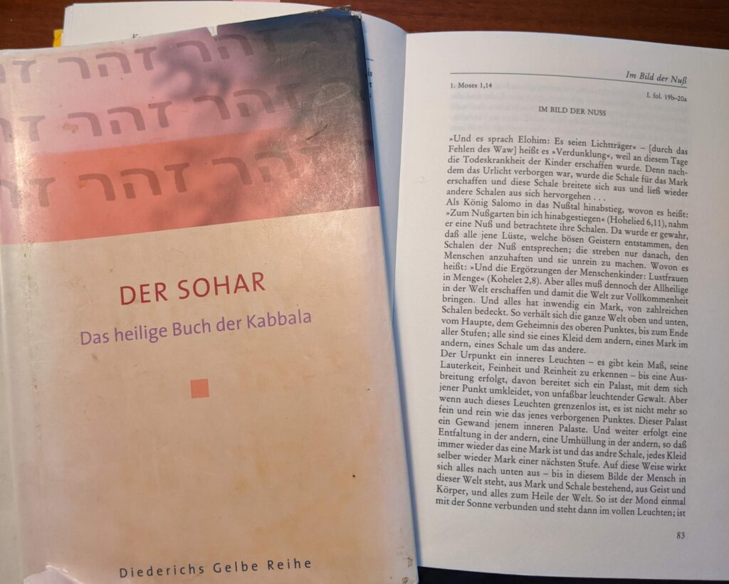 aufgeschlagenes Buch "Der Sohar", das heilige Buch der Kabbala, mit dem Kapitel "Im Bild der Nuss"