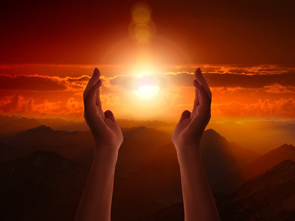 Hände im Gebet ausgestreckt nach dem Licht