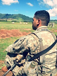 Amerikanischer Soldat in Uniform, in die Ferne blickend