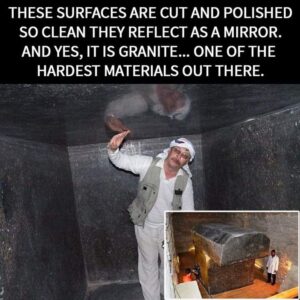 Araber in gigantischen Granit-Sarkophag