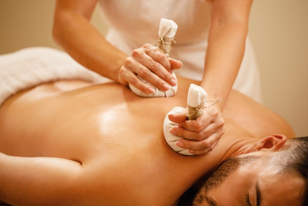 Ayurvedische Massage mit heißen Kräuterstempeln