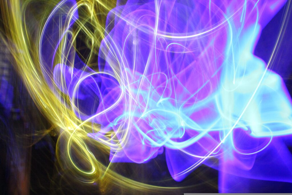 mehrfarbige linienförmige Schwingungen